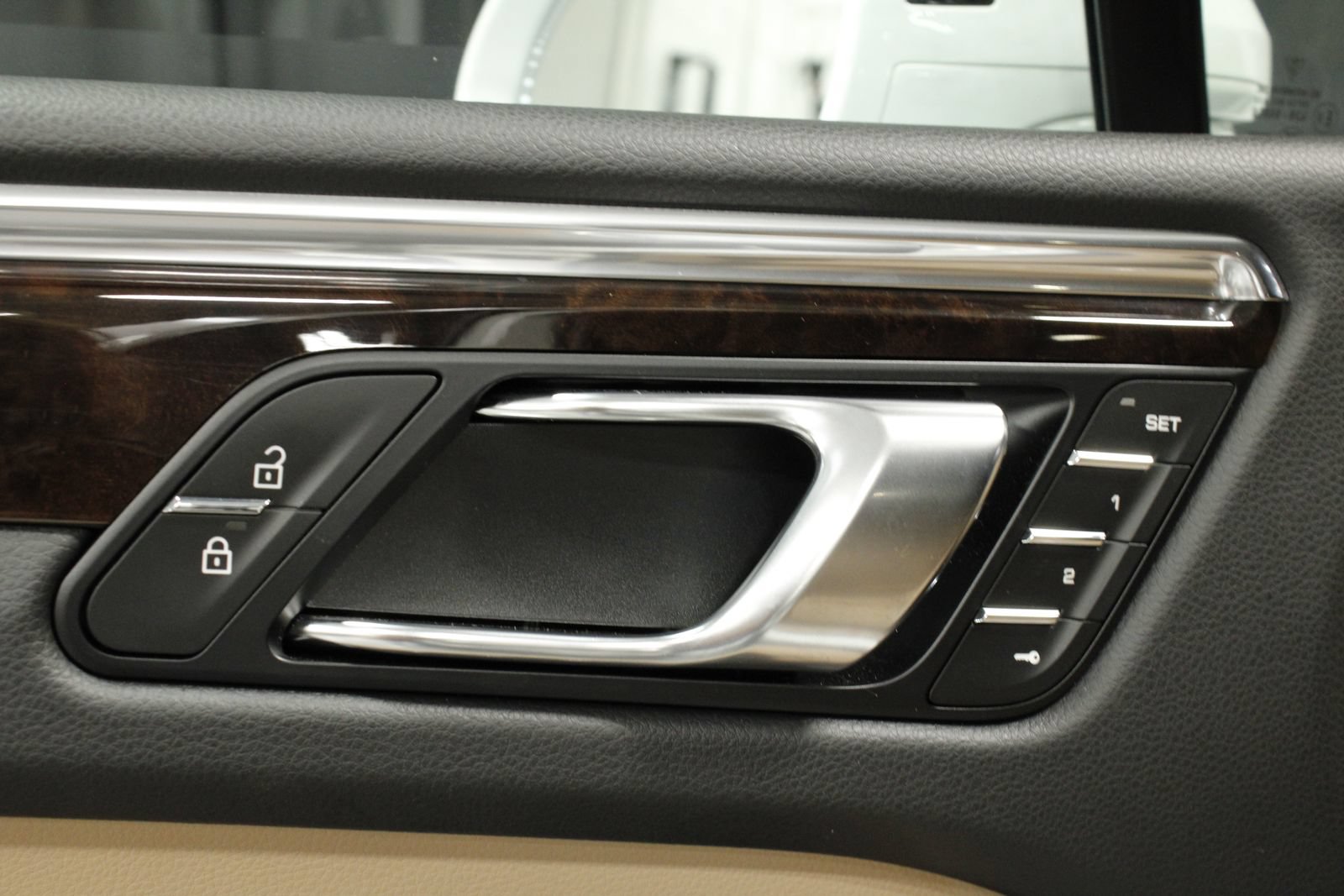 Certified 2025 Porsche Macan AWD/4WD image 30