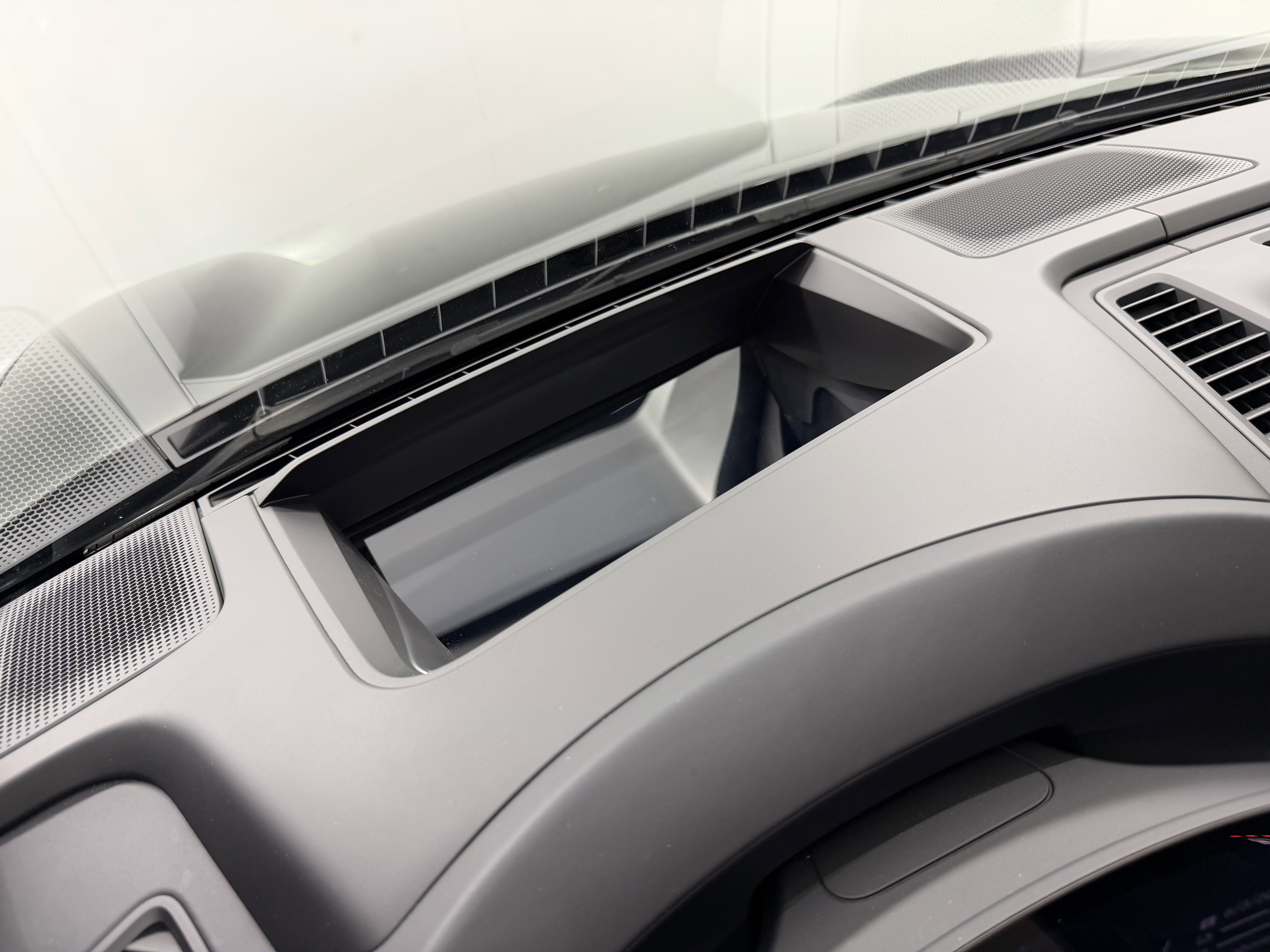 Certified 2025 Porsche Macan 4S Electric AWD/4WD image 60