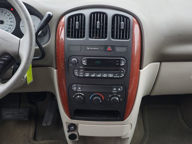 Used 2006 Chrysler Town & Country image 25