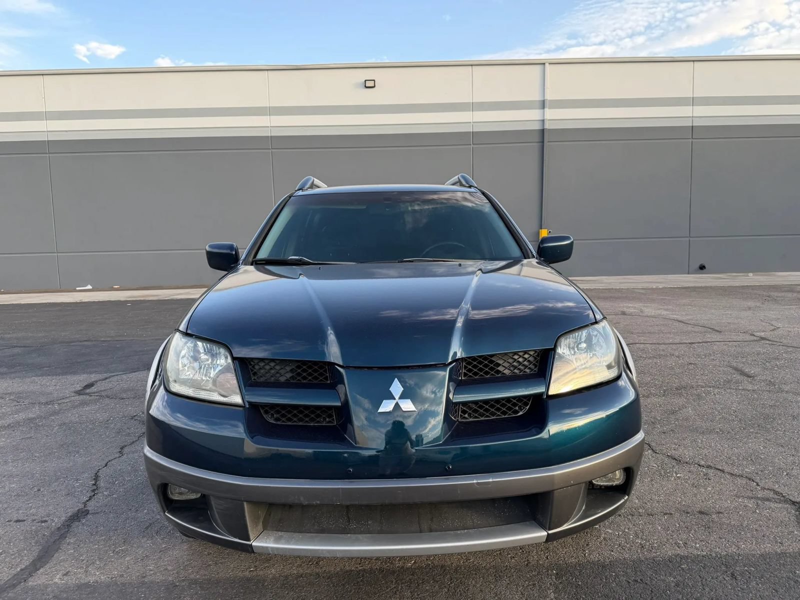 Used 2004 Mitsubishi Outlander XLS AWD/4WD image 2