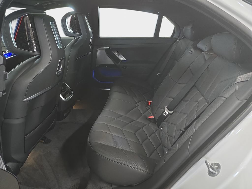 New 2026 BMW 750e xDrive w/ Premium Package image 8