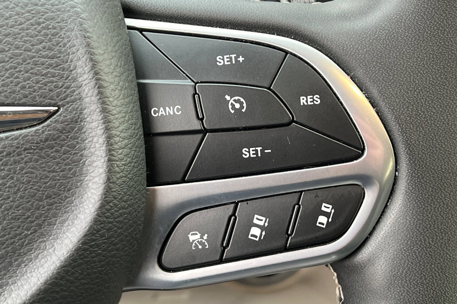 Used 2023 Chrysler Pacifica Touring-L image 32