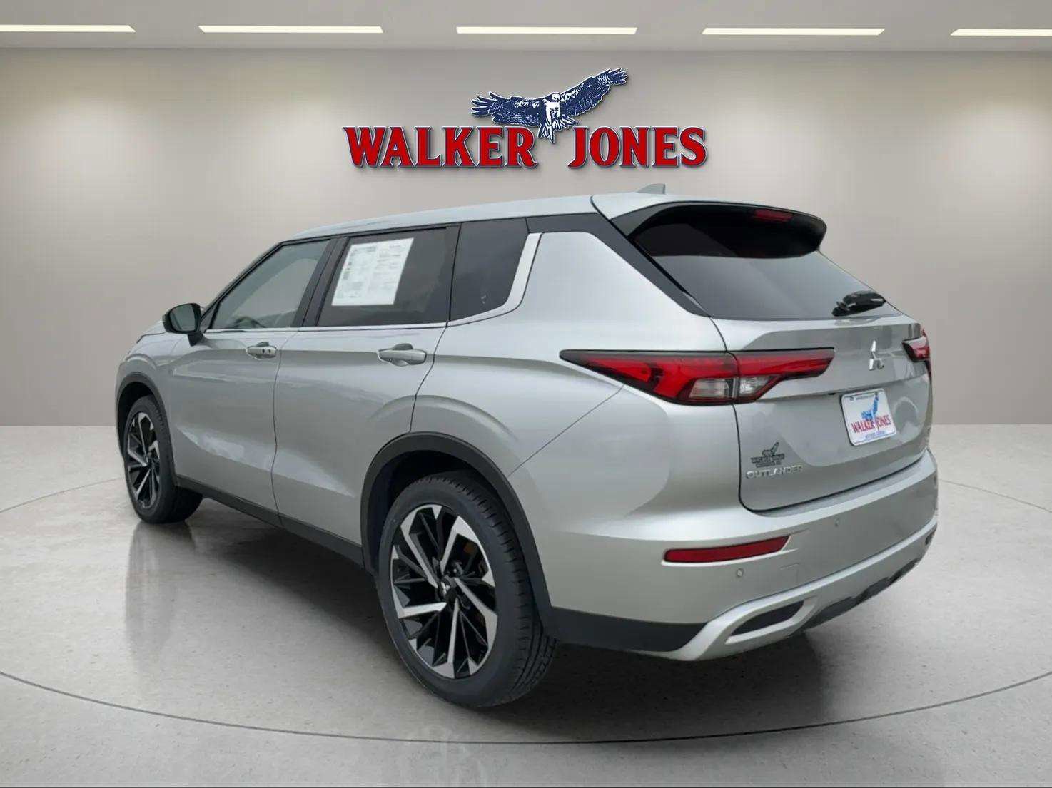 Used 2024 Mitsubishi Outlander SE image 13