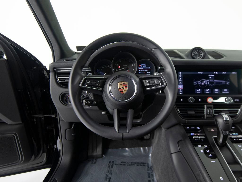 Certified 2025 Porsche Macan image 17