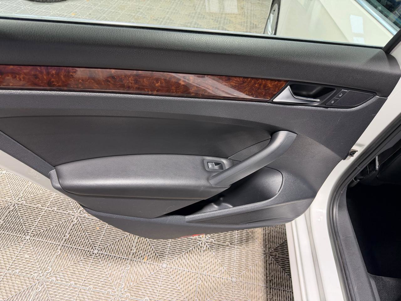 Used 2013 Volkswagen Passat TDI SEL Premium image 22