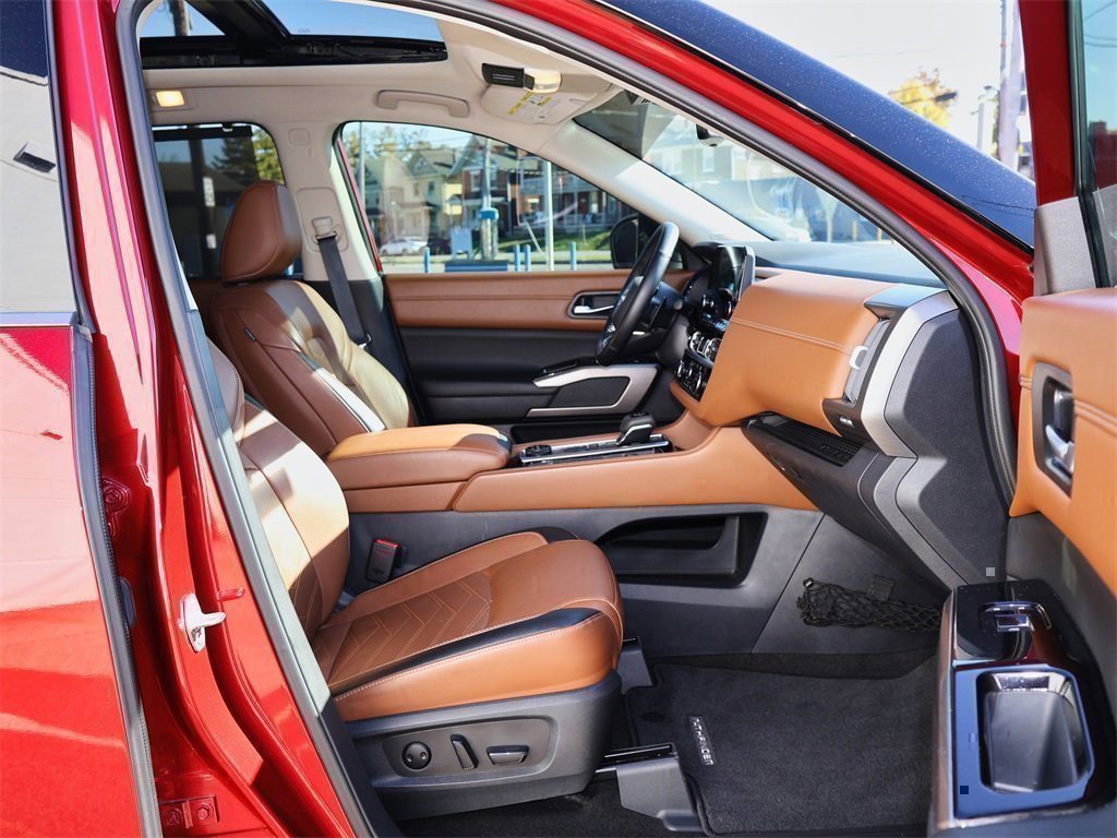 Used 2023 Nissan Pathfinder Platinum w/ Cargo Package image 33