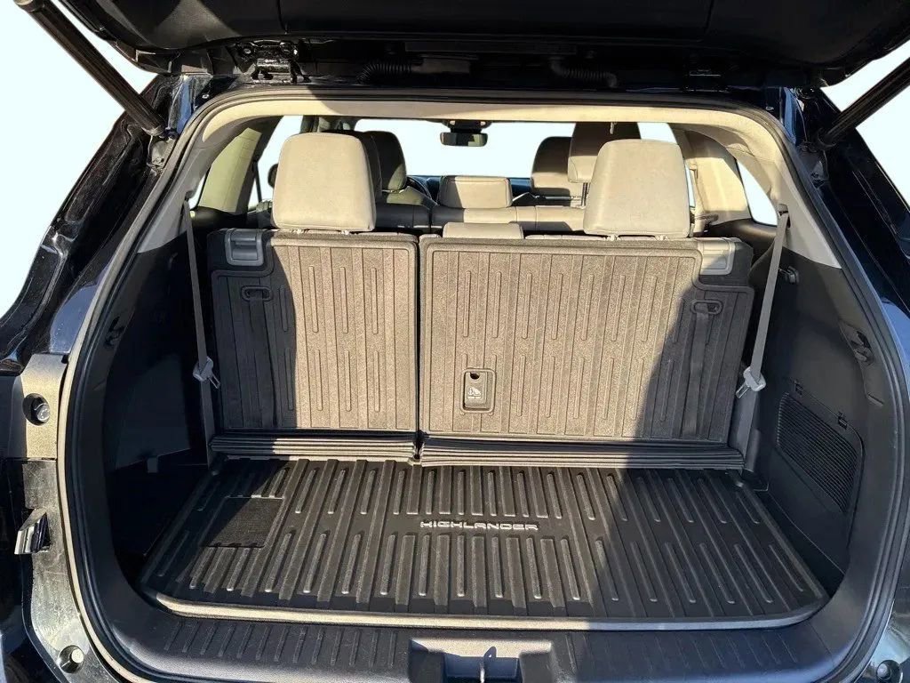 Used 2022 Toyota Highlander XLE FWD image 9