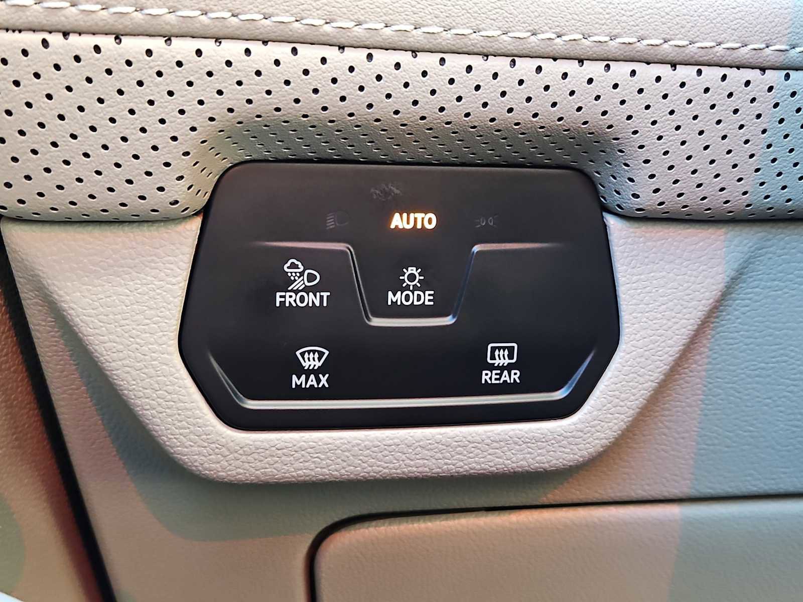 Certified 2025 Volkswagen Atlas SE image 16