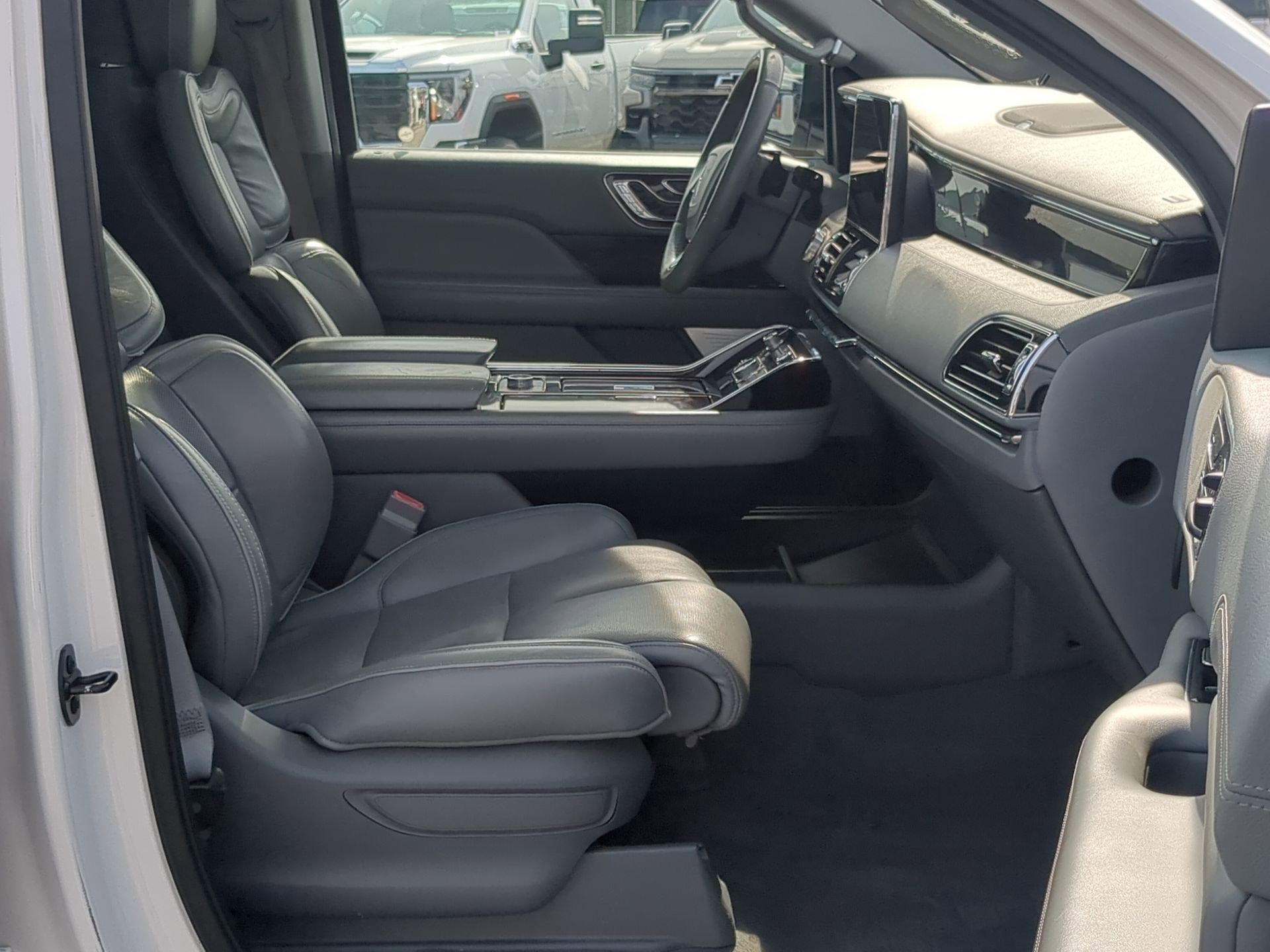 Used 2018 Lincoln Navigator L Reserve w/ Technology Package image 24