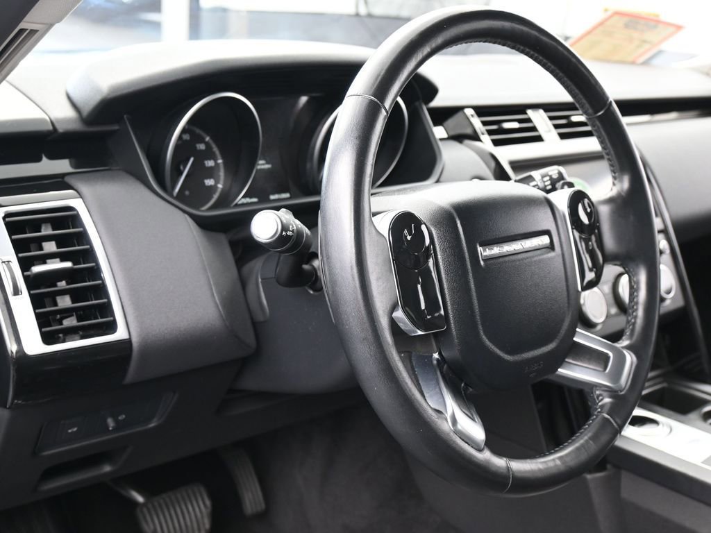 Used 2020 Land Rover Discovery SE image 15
