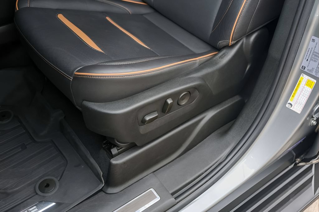 Used 2023 GMC Yukon XL AT4 w/ LPO, Floor Liner Package AWD/4WD image 8