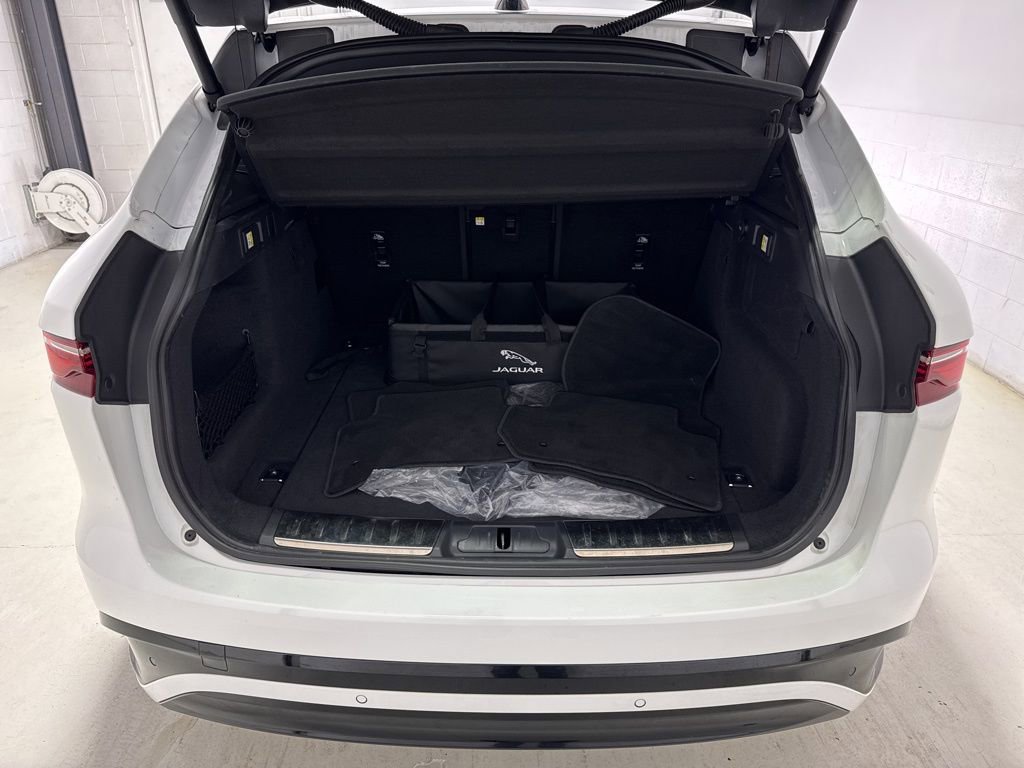Used 2025 Jaguar F-PACE R-Dynamic S image 31