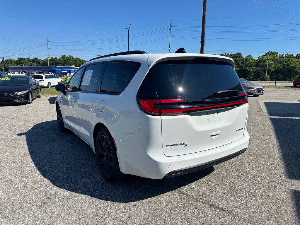 Used 2025 Chrysler Pacifica Limited FWD image 3