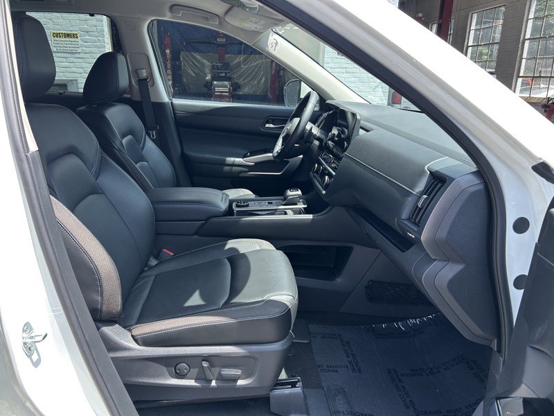 Used 2023 Nissan Pathfinder SL w/ Lighting Package (N92) AWD/4WD image 23