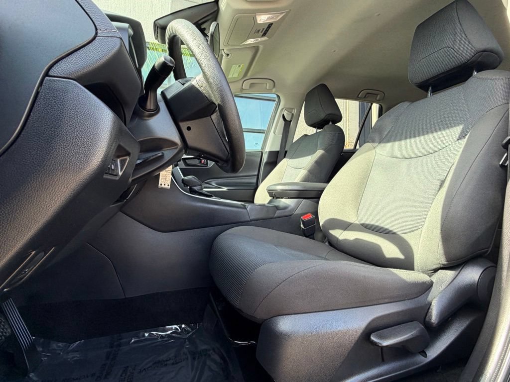 Used 2022 Toyota RAV4 LE AWD/4WD image 10