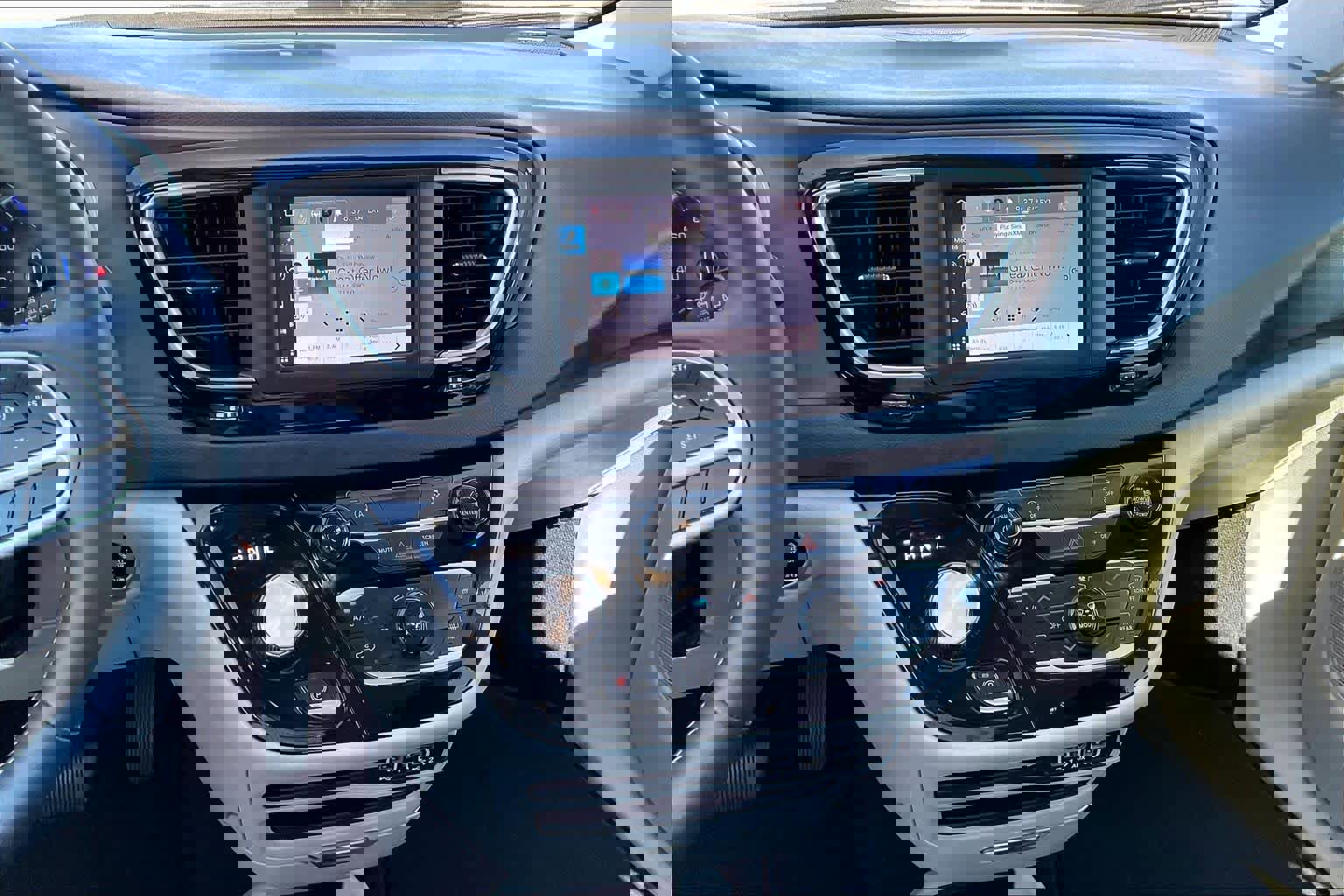 Used 2024 Chrysler Voyager LX image 7