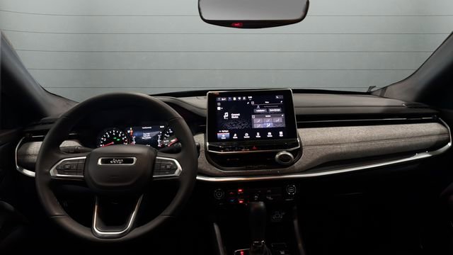 Used 2024 Jeep Compass Latitude image 4