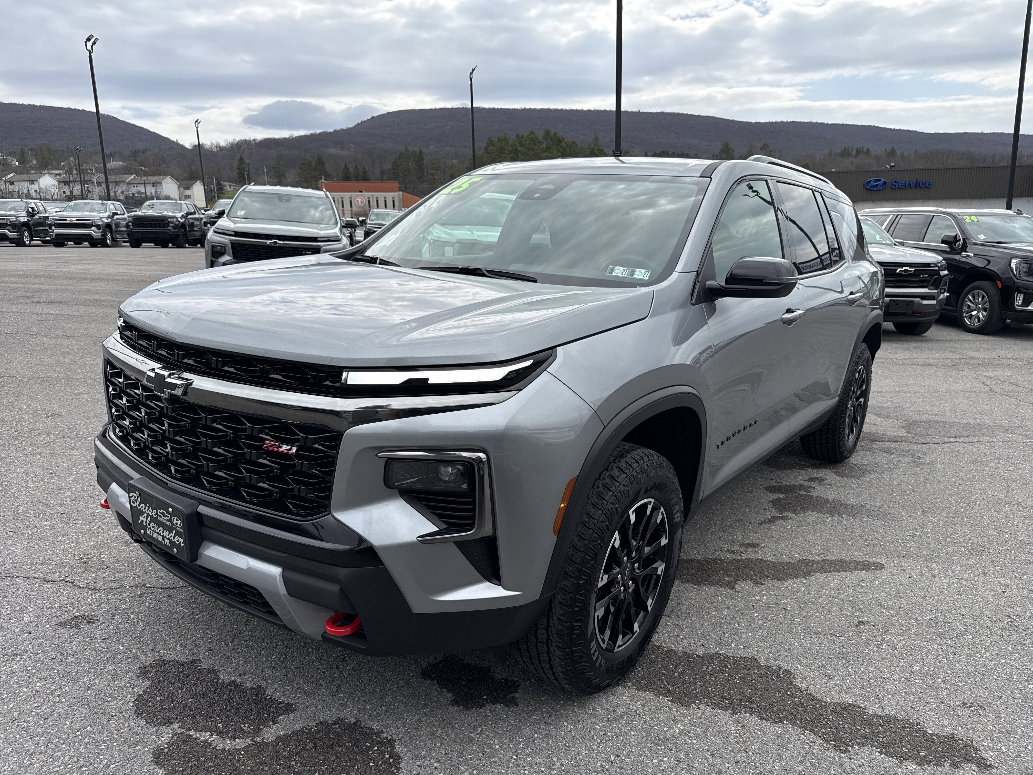 Used 2025 Chevrolet Traverse Z71 image 8