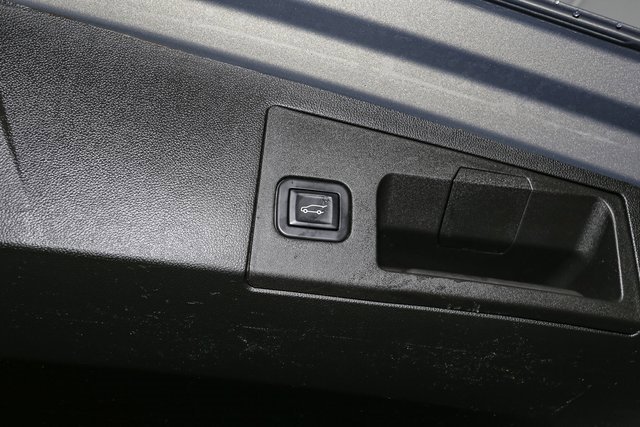 Used 2017 Cadillac XT5 Luxury w/ Driver Awareness Package image 11