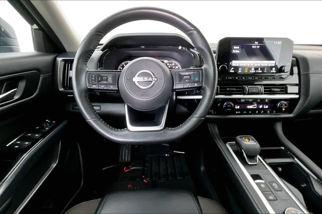 Used 2024 Nissan Pathfinder SL w/ Black Appearance Package AWD/4WD image 6