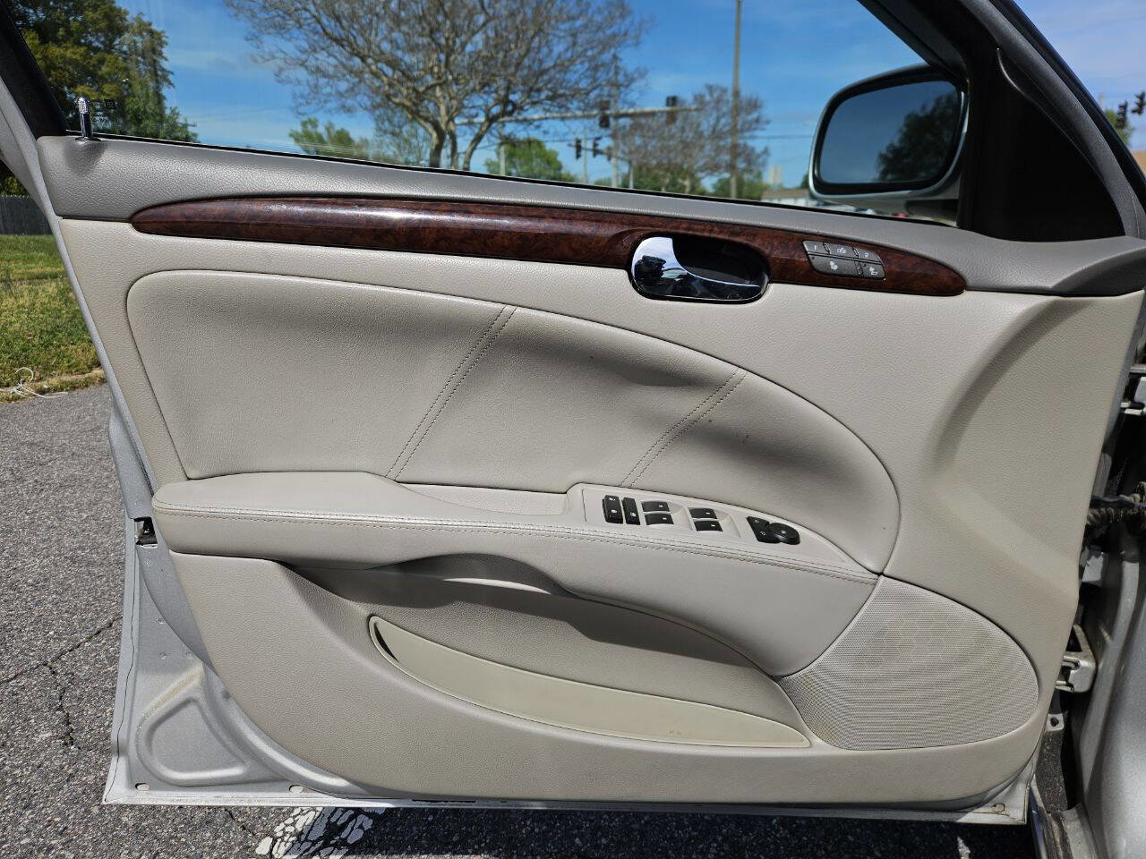 Used 2011 Buick Lucerne CXL w/ Driver Confidence Package FWD image 12