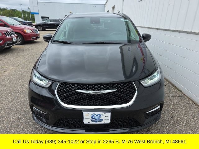 Used 2023 Chrysler Pacifica Touring-L FWD image 4