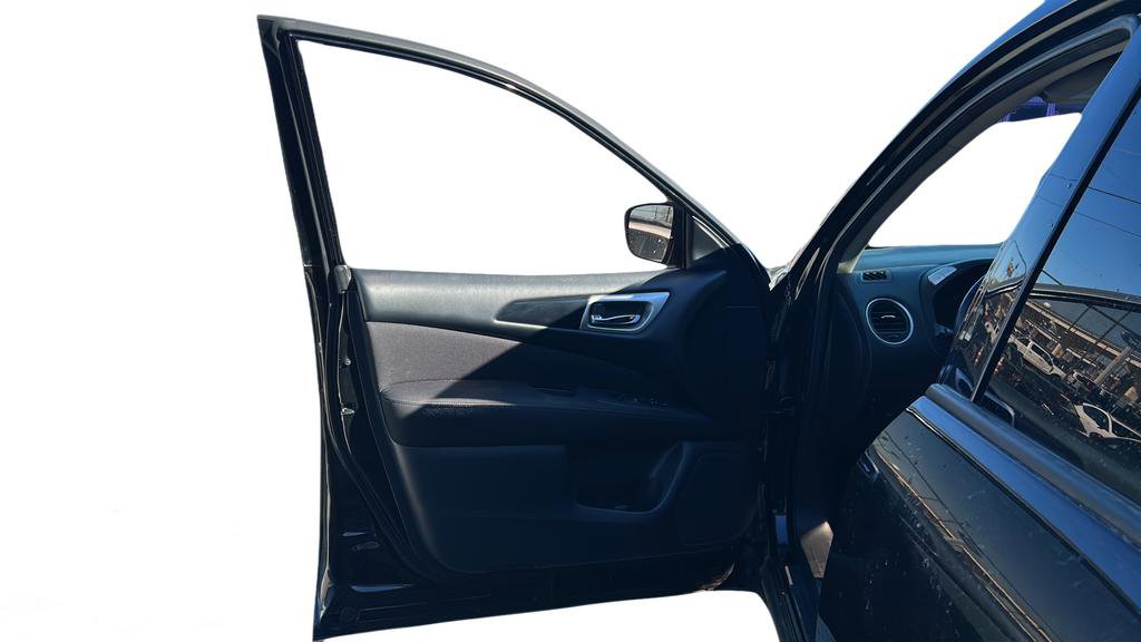 Used 2017 Nissan Pathfinder SV image 33