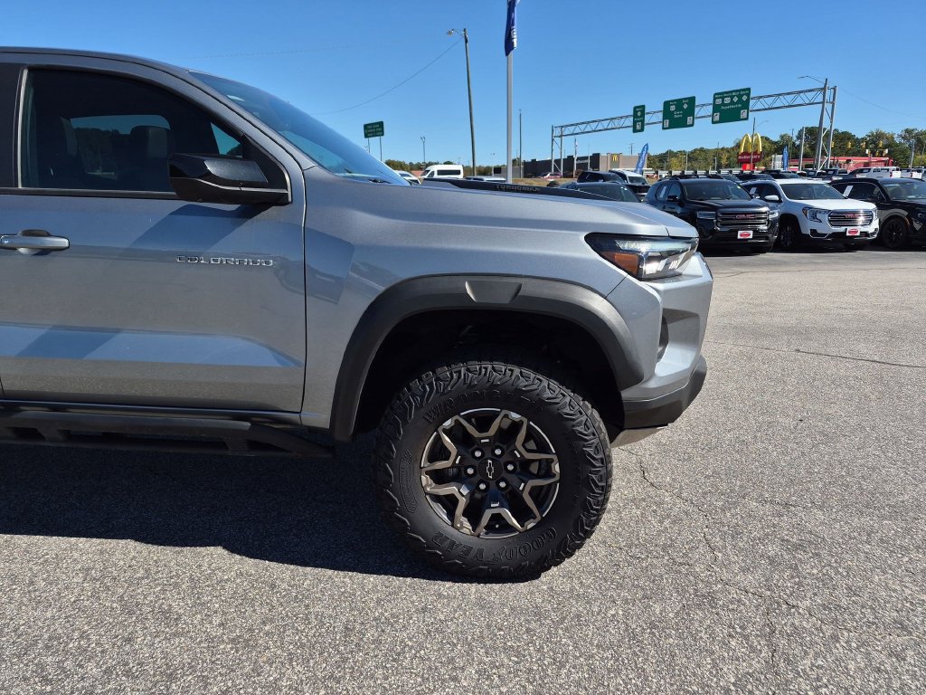 Used 2025 Chevrolet Colorado ZR2 w/ Technology Package AWD/4WD image 10