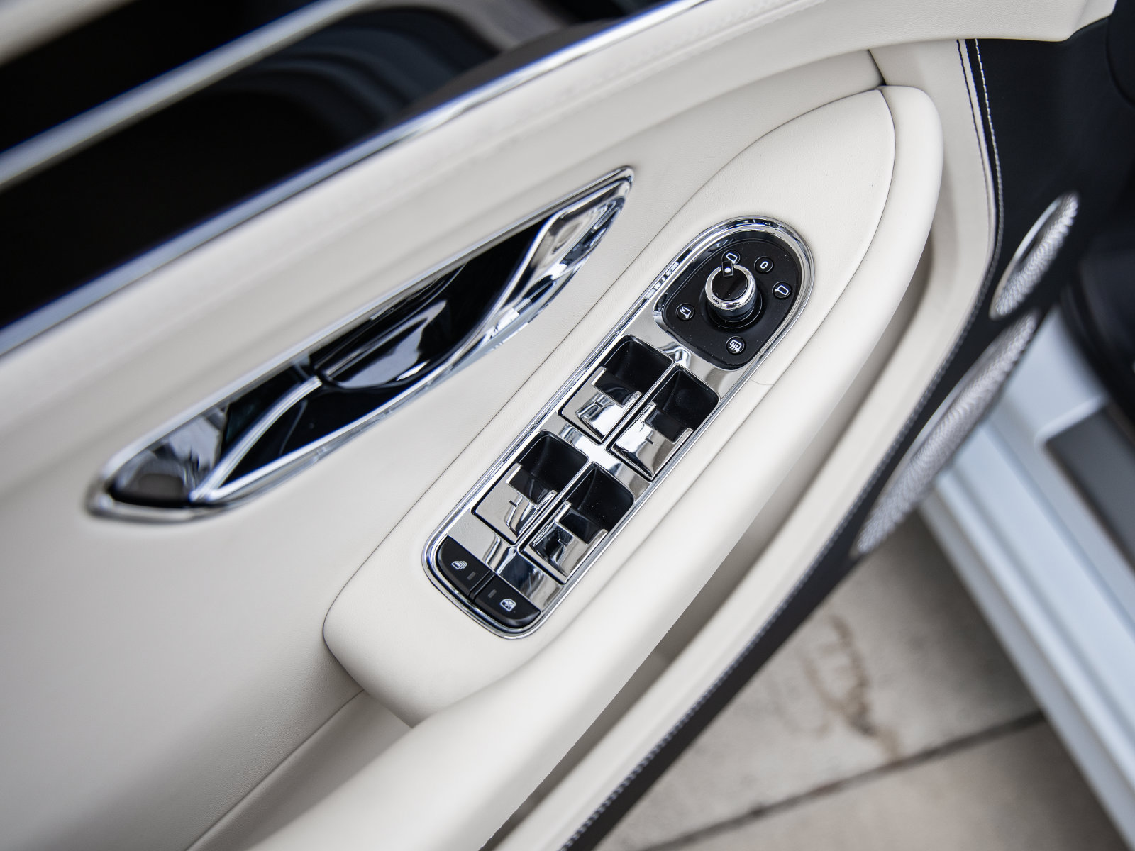 Used 2025 Bentley Continental GTC AWD/4WD image 25