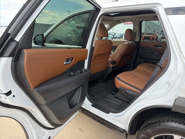 Used 2025 Nissan Pathfinder Platinum w/ Cargo Package AWD/4WD image 24