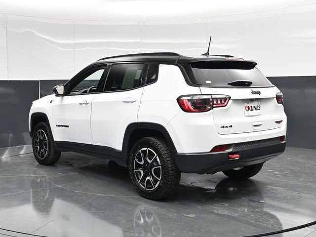 Used 2025 Jeep Compass Trailhawk AWD/4WD image 10