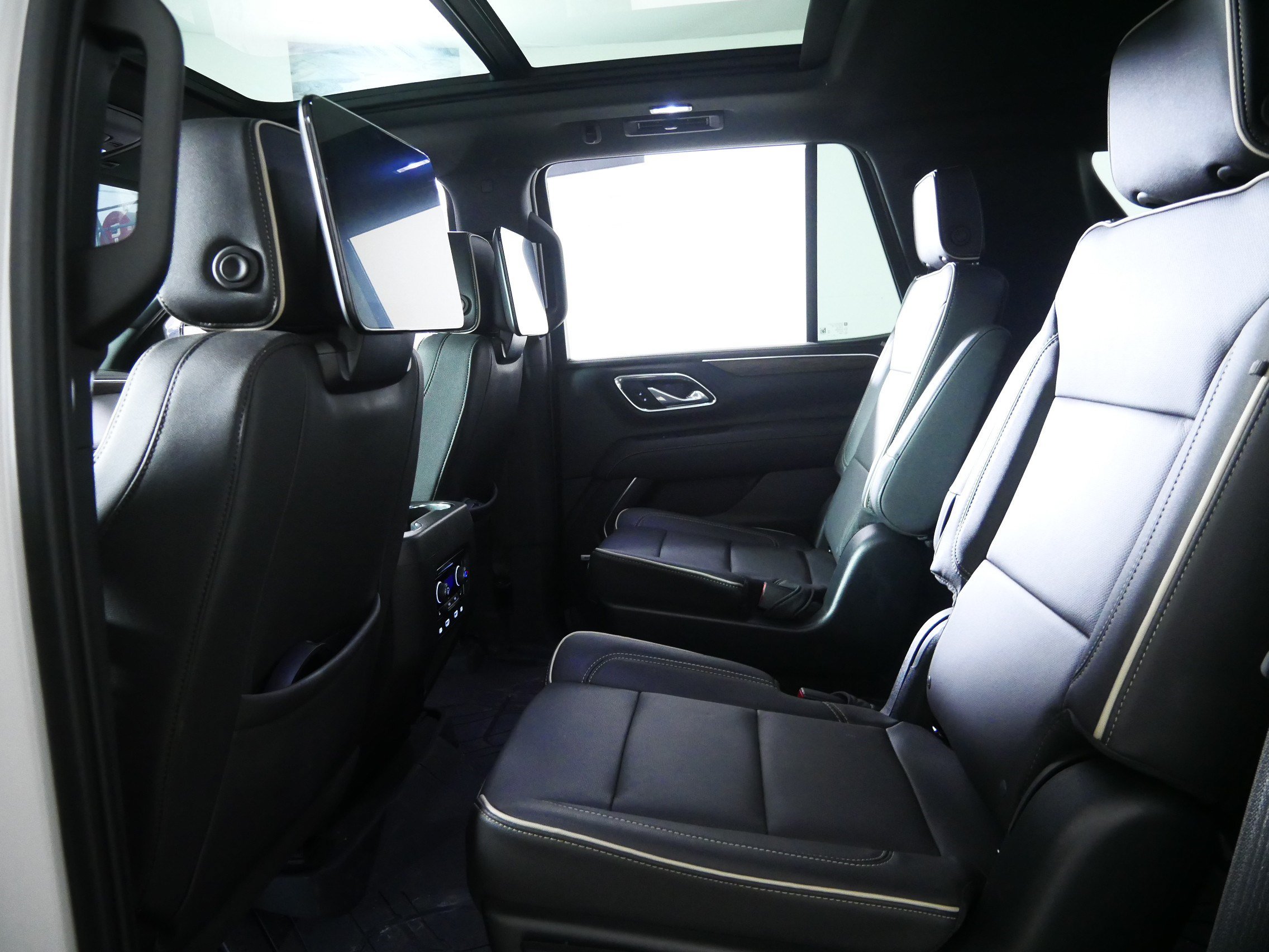 Used 2023 Chevrolet Tahoe Premier w/ Advanced Technology Package AWD/4WD image 32