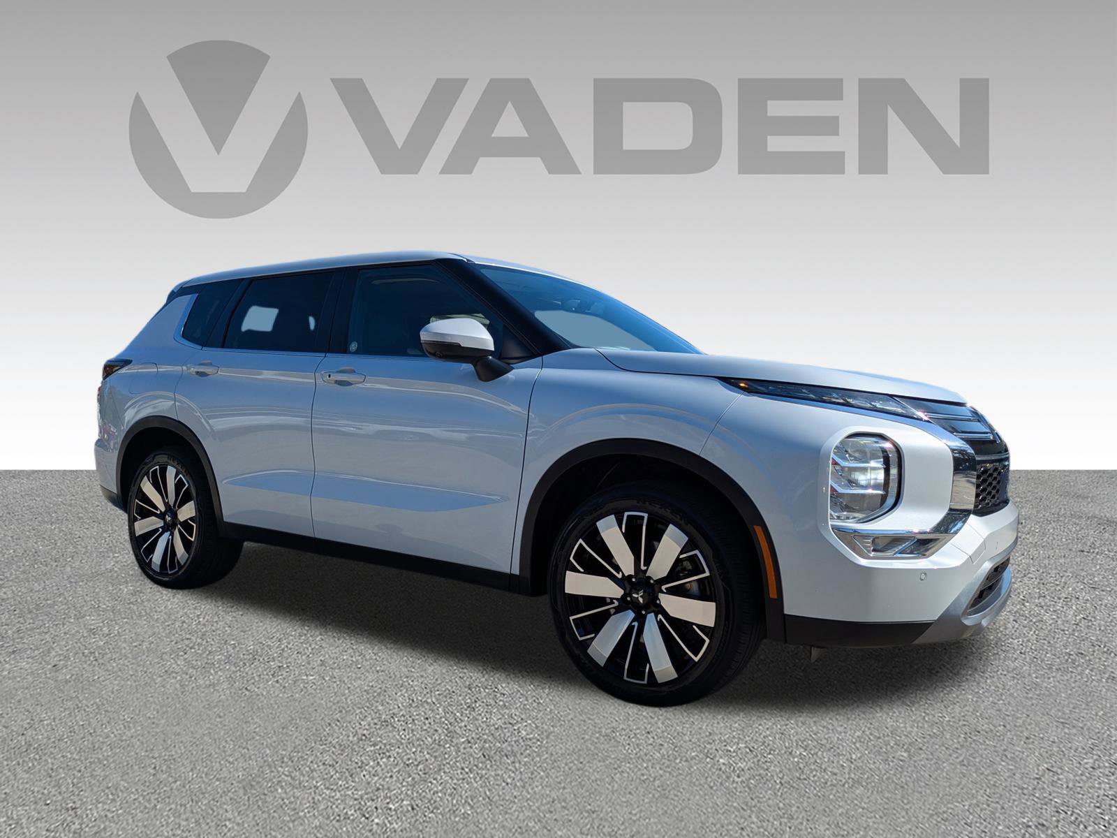 Used 2025 Mitsubishi Outlander SE image 3