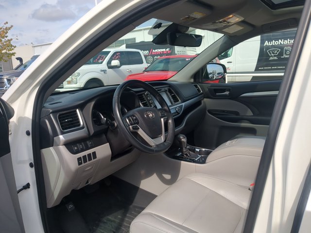 Used 2017 Toyota Highlander XLE w/ Carpet Mat Package image 7