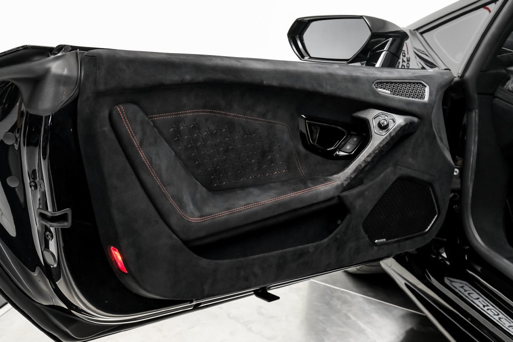 Used 2018 Lamborghini Huracan Performante AWD/4WD image 37