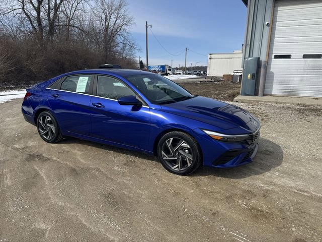 Used 2025 Hyundai Elantra SEL image 3