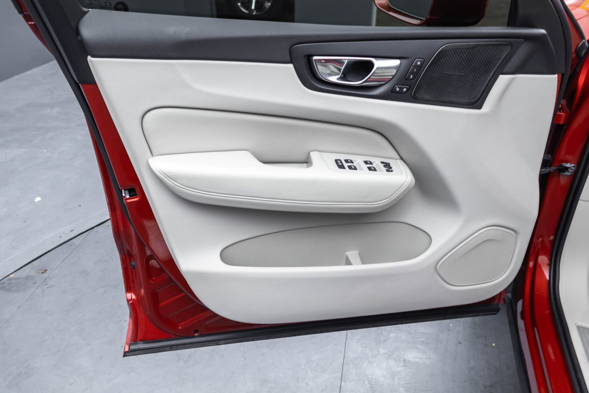 Used 2019 Volvo XC60 T8 Momentum w/ Advanced Package image 29