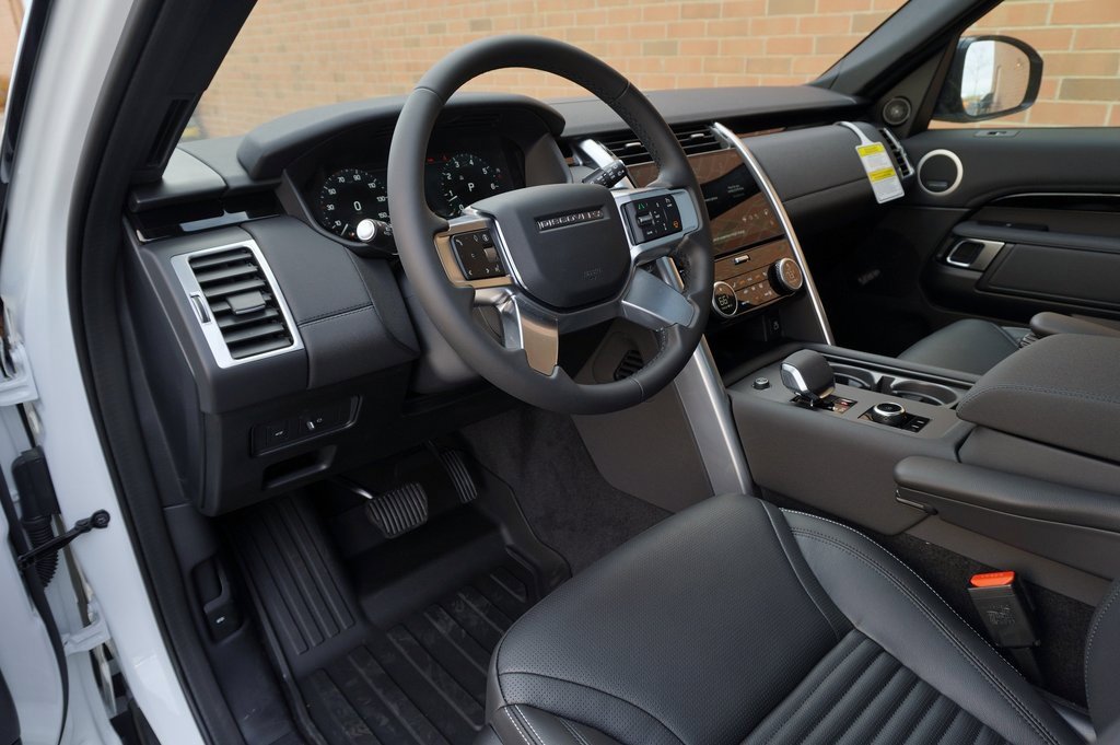 New 2025 Land Rover Discovery S image 13