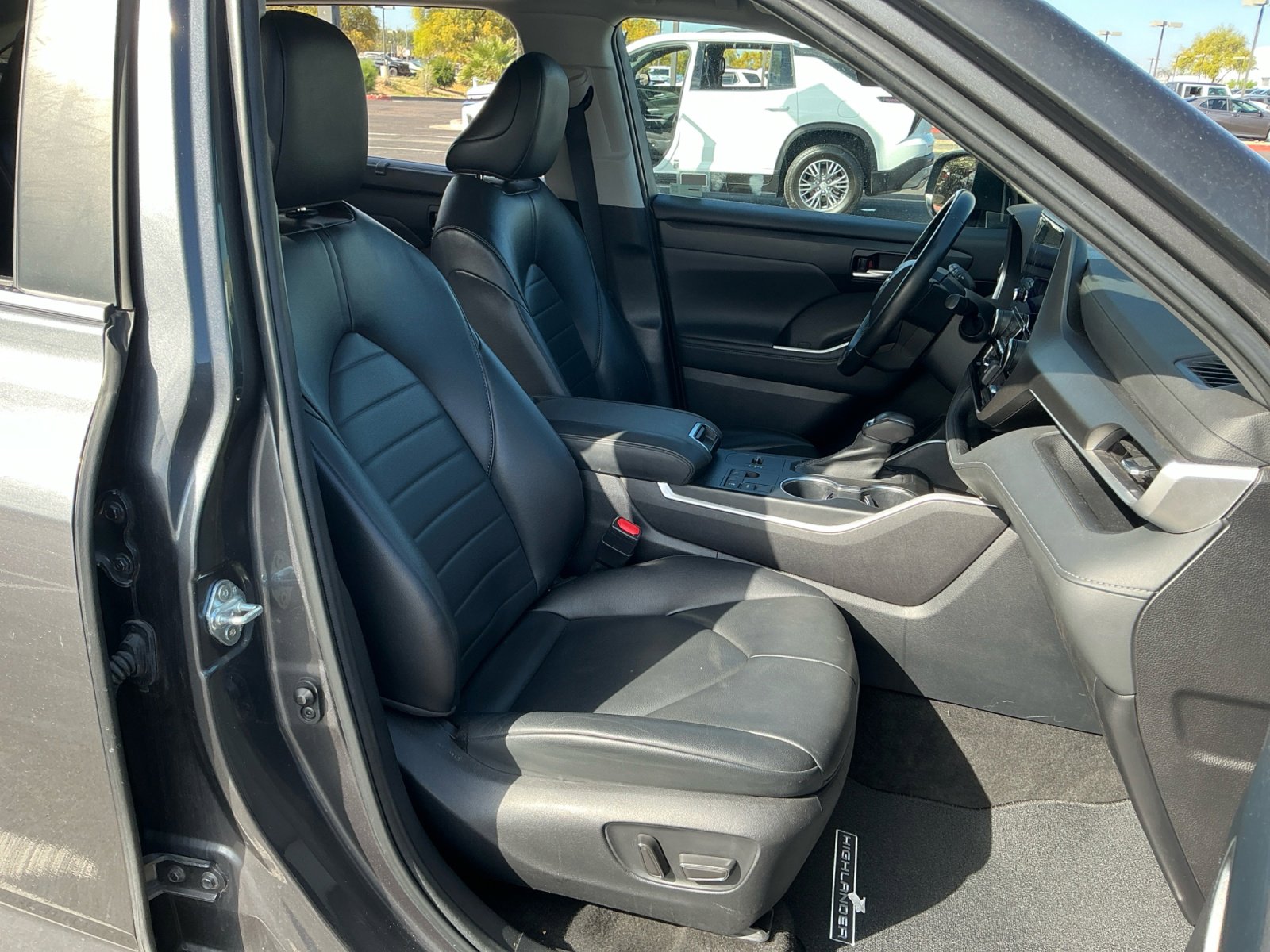 Used 2023 Toyota Highlander XLE image 15