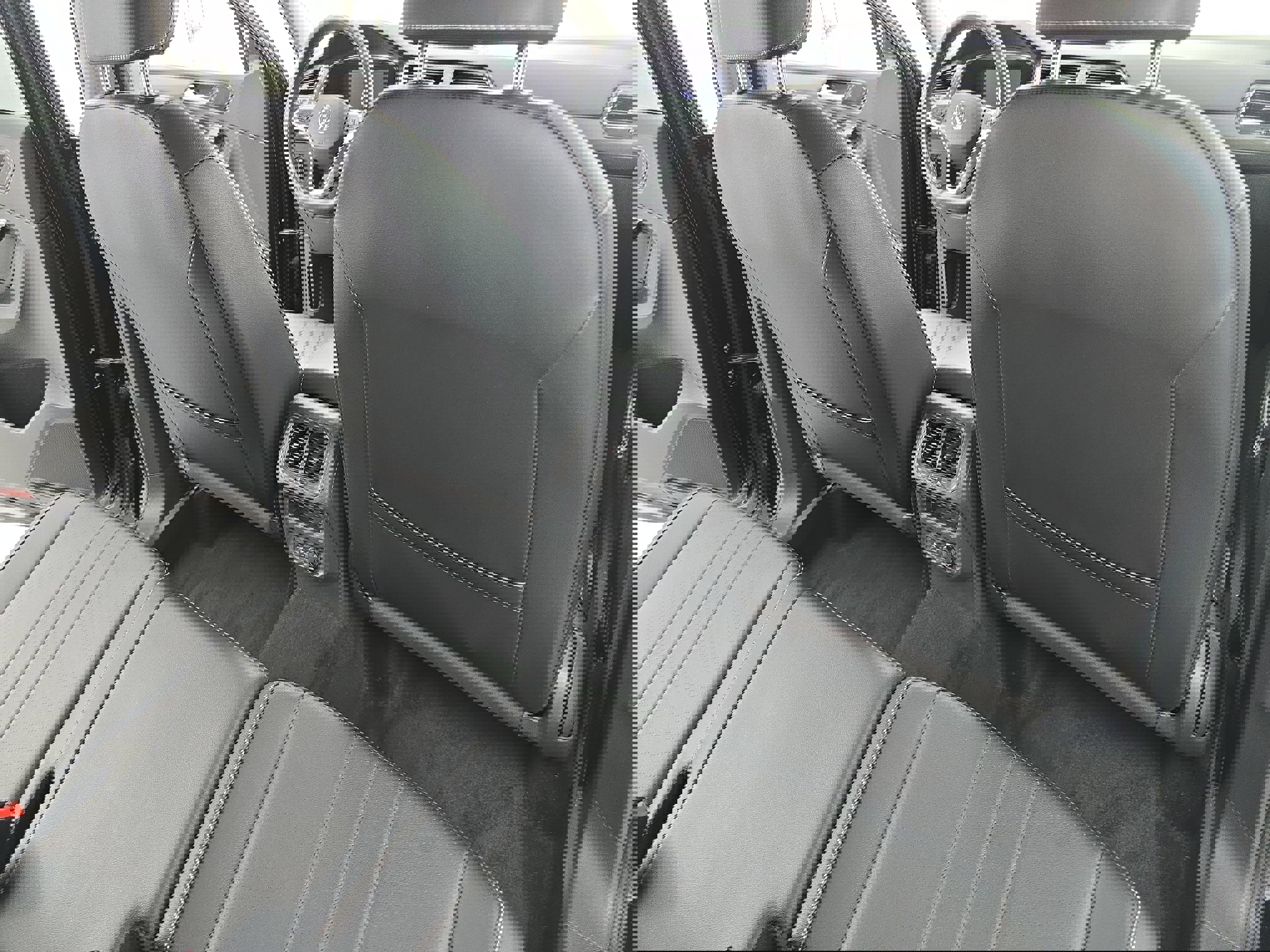 Used 2022 Volkswagen Tiguan SE w/ Panoramic Sunroof Package image 11