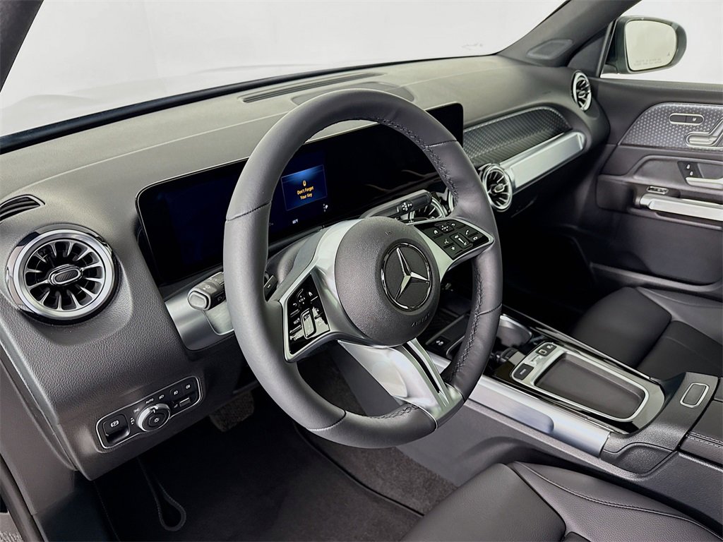 Used 2025 Mercedes-Benz GLB 250 4MATIC image 4