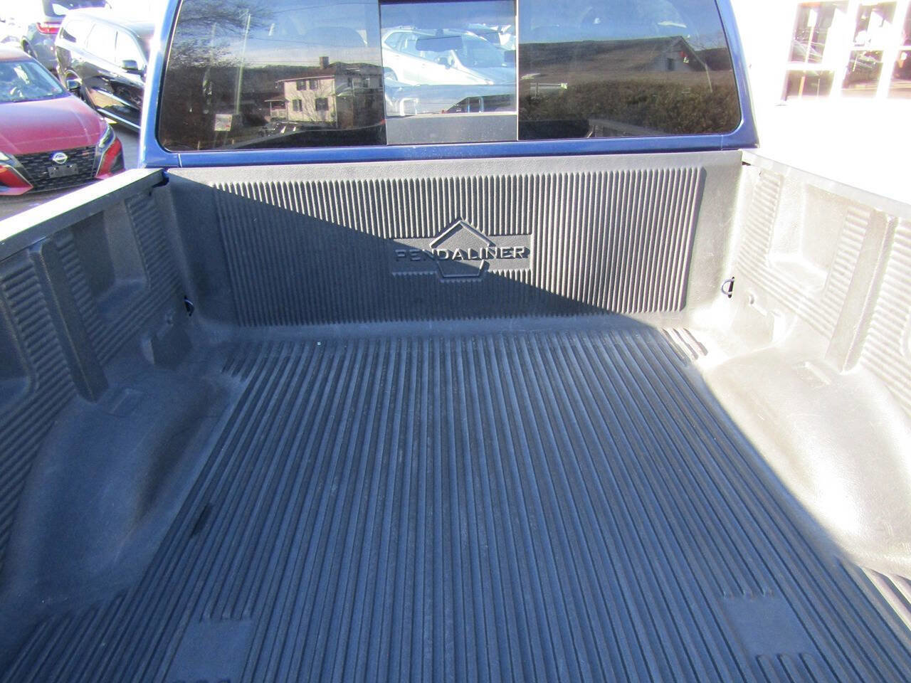 Used 2017 Nissan Titan SV image 9