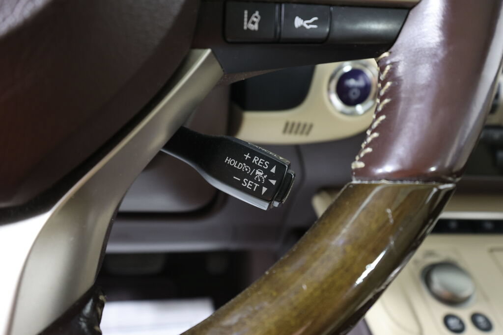 Used 2016 Lexus ES 300h w/ Luxury Package w/Wood Trim FWD image 35