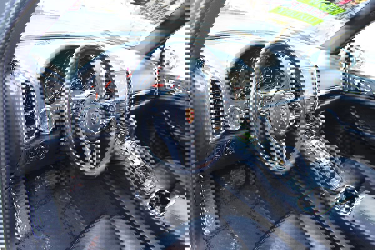 Used 2018 Porsche Cayenne Platinum Edition image 19