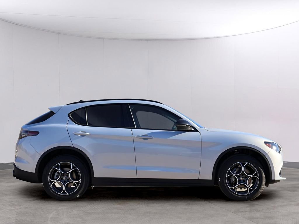 New 2025 Alfa Romeo Stelvio Sprint image 4