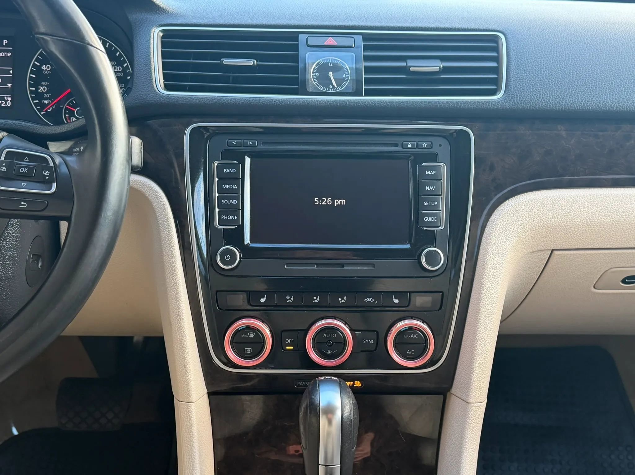 Used 2014 Volkswagen Passat TDI SEL Premium image 17