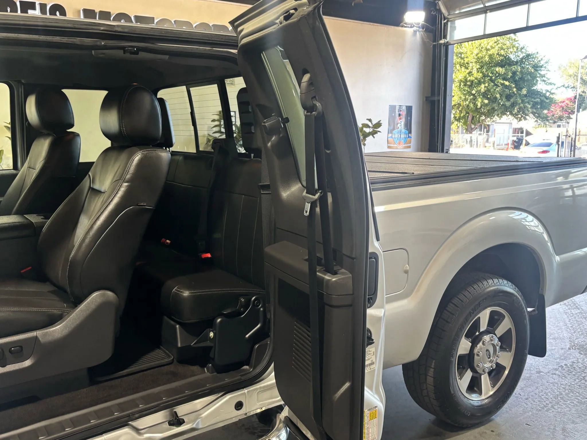 Used 2015 Ford F350 Lariat w/ Lariat Interior Package image 12