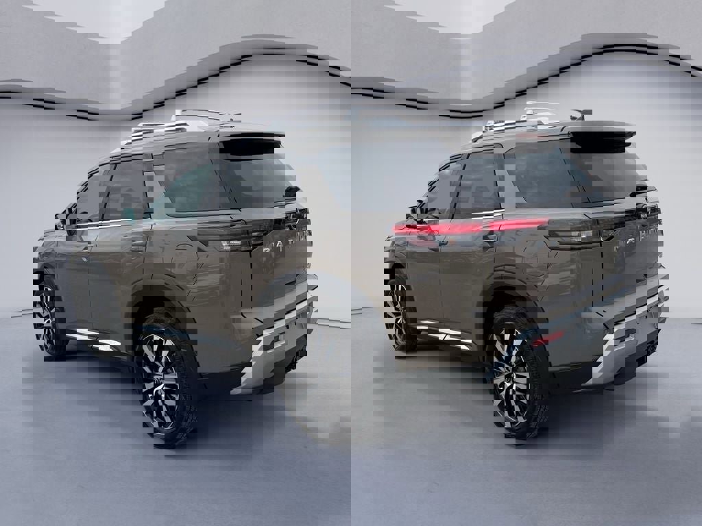 Used 2025 Nissan Pathfinder Platinum image 3