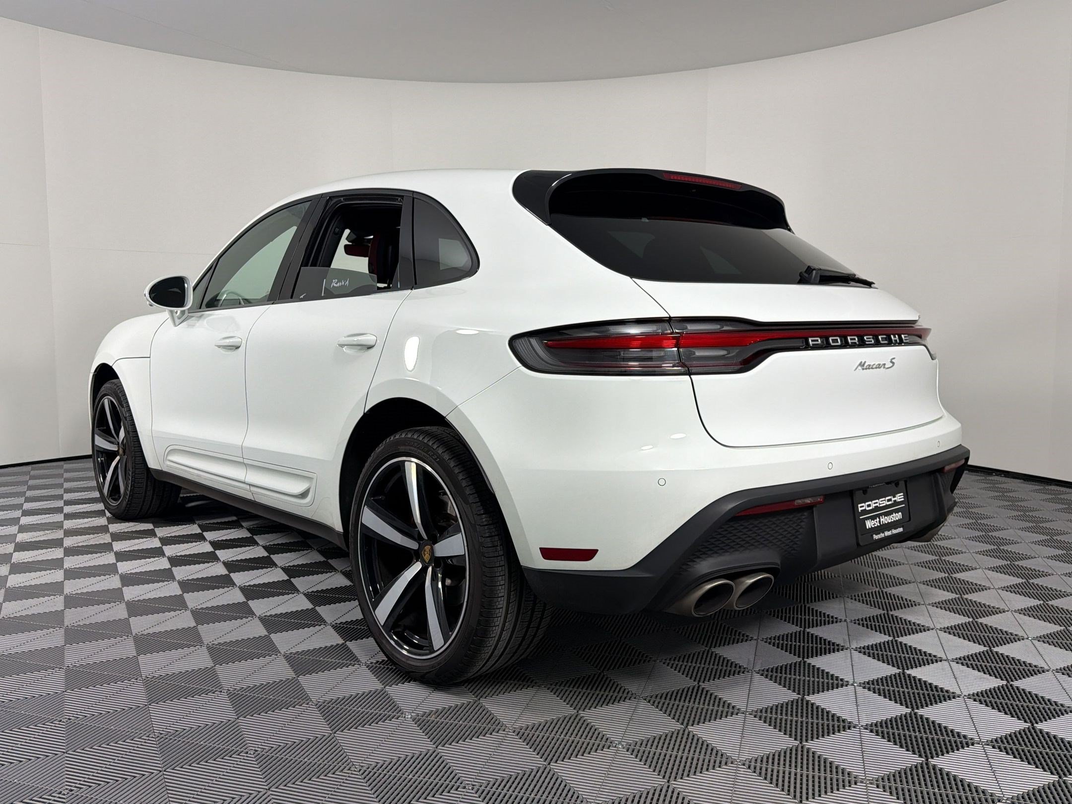 Certified 2024 Porsche Macan S AWD/4WD image 3