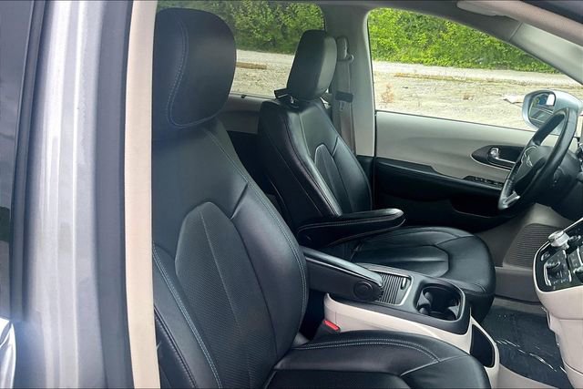 Used 2021 Chrysler Pacifica Touring-L FWD image 7